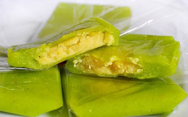 Banh-com-co-mau-tu-nhien-hay-pham-mau-hoa-chat