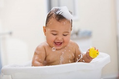 Kinh nghiệm chọn mua dầu gội đầu tốt cho bé 