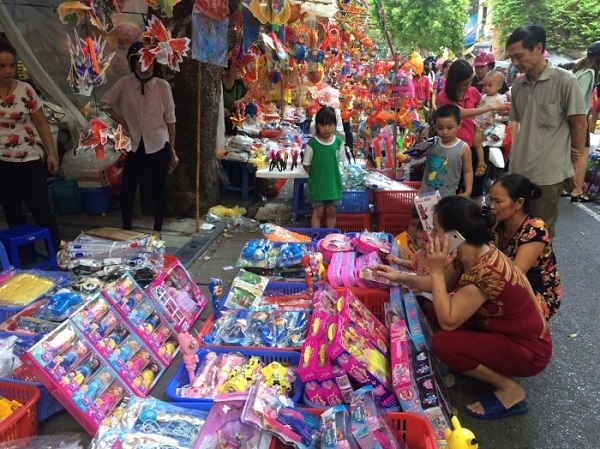 Do-choi-tre-em-luon-an-chua-hiem-hoa-den-suc-khoe-neu-nguon-goc-khong-ro-rang